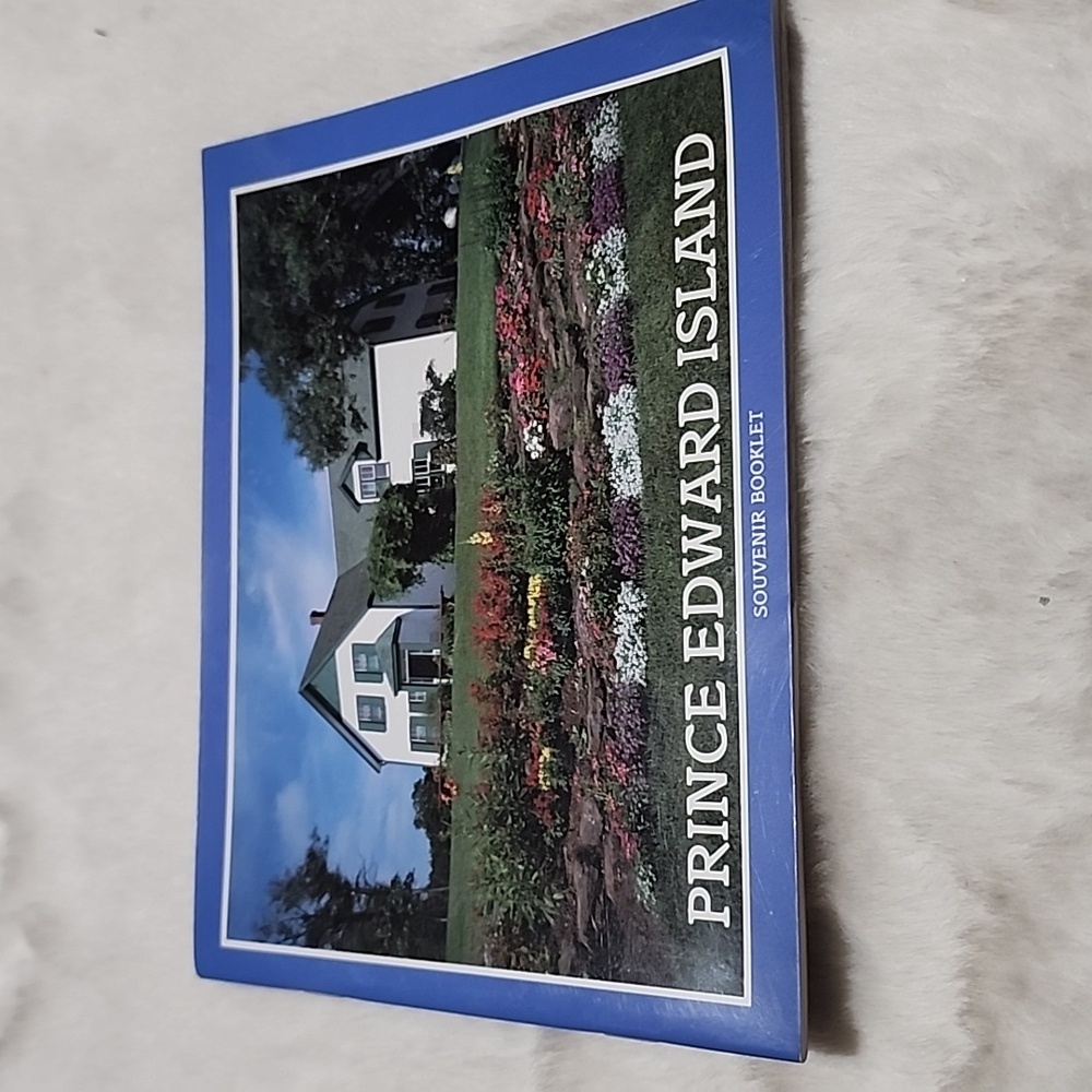 PRINCE EDWARD ISLAND  SOUVENIR BOOKLET. DAVID TOWLER 1991.